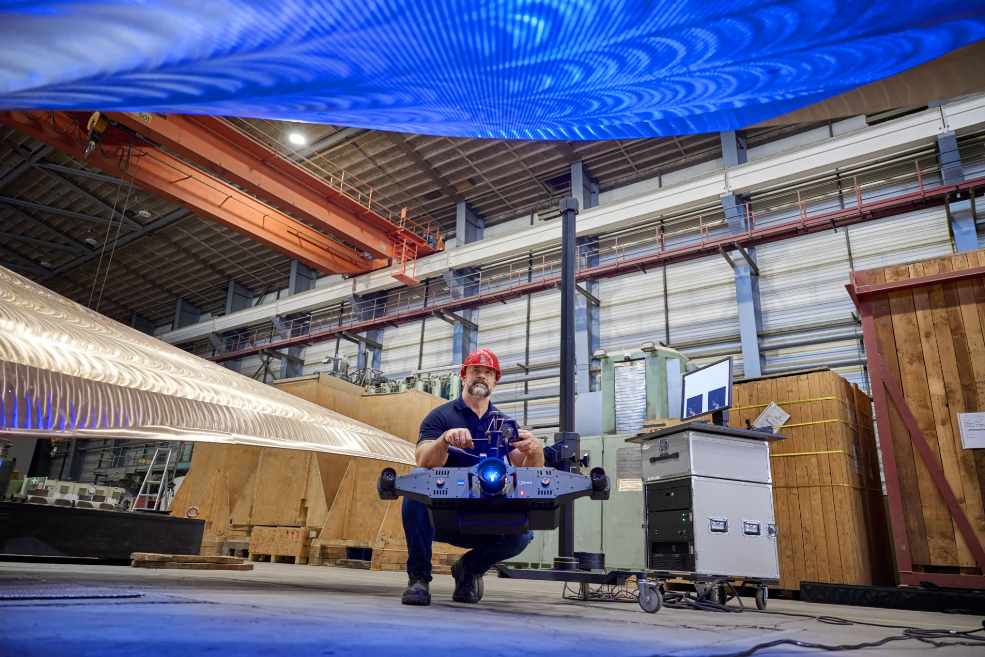 Engineer scanning a long extruded aluminium profile with a ZEISS ATOS LRX under blue fringe projection