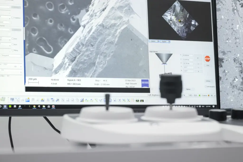 ZEISS electron microscope software showing a magnified fracture surface alongside its stage controls